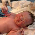 A baba egy tárggyal a kezében született! A fotó bejárta az egész internet